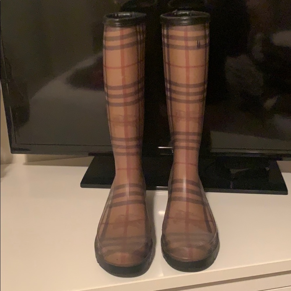 Burberry talk rainboot size 6